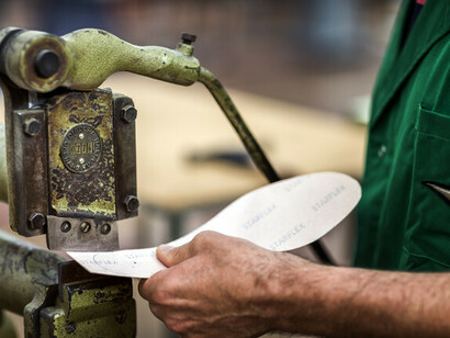 Un passaggio della linea di produzione artigianale
