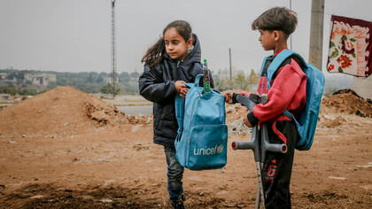 Enfants issus de la pauvreté. Les milliards de pauvres ne peuvent même pas faire de pas en arrière, ils manquent toujours de toutes sortes de ressources pour vivre dans la dignité