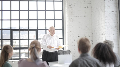 Career Coach si rivolge ad una classe piena di persone