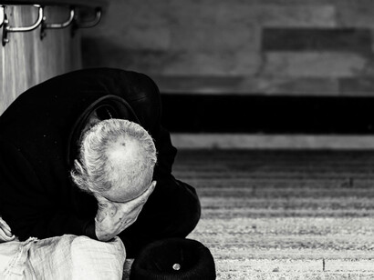 Cada tanto, mientras los percibe recorriendo el túnel, rompe el silencio, sólo que en lugar de cantar, balbucea y solloza