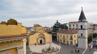 Il complesso monumentale di Santa Sofia si affaccia sull'omonima piazza a Benevento, presso corso Garibaldi; comprende la chiesa, una delle più importanti della Langobardia Minor giunte fino ai giorni nostri. Benevento, Italia