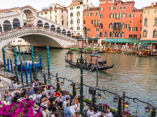 Ponte di Rialto visto dal ristorante Saraceno. Venezia, Italia