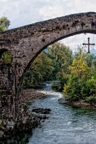 El rio Sella, en Cangas de Onis, 2014. Cangas de Onis, lugar emblemático y  famoso por su puente romano en perfecto estado de conservación y por ser escenario de la Batalla de Covadonga en el año 722. Ubicado en el lado Este de la región de Asturias, España