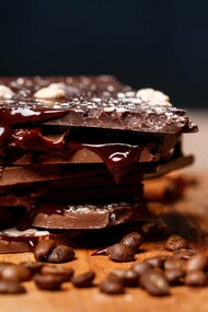 Barrette di cioccolato miste una sopra all'altra: "...Mr. Chang è golosissimo di cioccolata. Lo è sempre stato, fin da piccolo..."