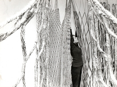 Aurèlia Muñoz inside the work "Vegetal networks", 1973. Courtesy of the Museu d’Art Contemporani de Barcelona (MACBA)