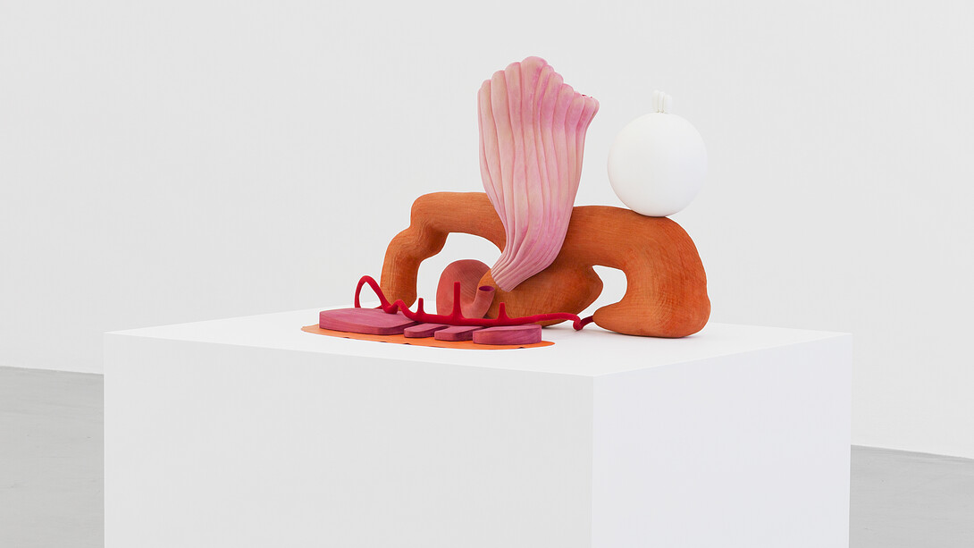 Matthew Ronay, Trophallaxis, 2017, Basswood, dye, gouache, flocking, plastic, steel, leather, shellac-based primer, 39.4×56.5×38.1cm/151/2 ×221/4 ×153/4 in. View of the exhibition “Ramus” by Matthew Ronay at Perrotin Paris (March 17 – May 26, 2018). Photo: Claire Dorn / Courtesy Perrotin