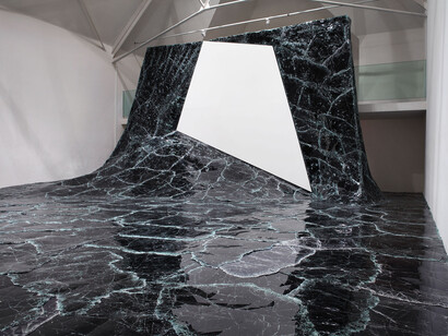 Baptiste Debombourg, Matière noire, 2015, Installation contextuelle en verre noir, 11 x 8 x 5 m (dimensions variables), La Chaufferie, Galerie de la Hear, Strasbourg
