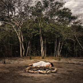 Marina Abramović, Sleeping by the fire pit (detalle), 2012. Cortesía del Museo de Bellas Artes de Bilbao