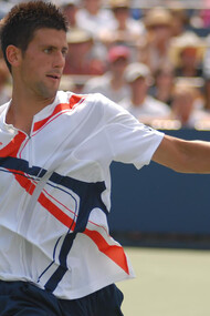 Novak Djokovic. La plus grosse interrogation qui demeure actuellement dans les têtes est de savoir qui de Novak Djokovic ou Carlos Alcaraz s’installera sur le fauteuil de numéro un mondial © 2007 US Open-By Edwin Martinez1 - US Open 2007 205, CC BY 2.0