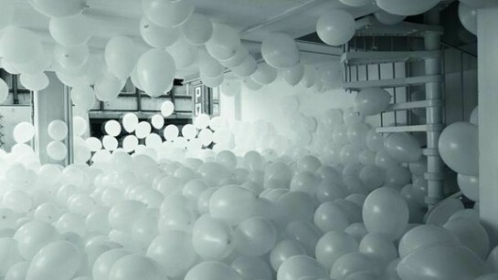 Martin Creed, Work No. 200, Half the air in a given space, 1998, White balloons, Multiple parts, each balloon 12 in / 30.5 cm diameter
Overall dimensions variable , Installation at Galerie Analix B & L Polla, Geneva, Switzerland, 1998 (Detail), Courtesy Il Giardino dei Lauri, © the artist