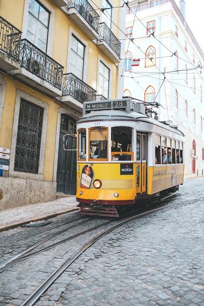 Bonde amarelo pelas ruas de Lisboa, Portugal