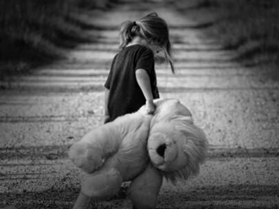 Niña solitaria con un juguete de peluche