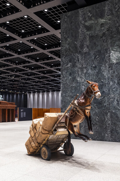 Maurizio Cattelan, Night, ausstellungsansicht. Mit freundlicher genehmigung der Neuen Nationalgalerie