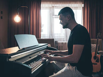 El tema es triste y se repite penosamente como esas densas gotas, que caen cuando la escarcha se deshiela