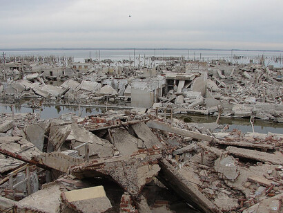 En 1985, una sudestada provocó el colapso del terraplén que contenía la laguna, sumergiendo por completo a Villa Epecuén, en Buenos Aires, Argentina