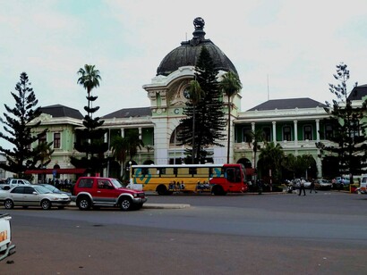 Estação de trem de Maputo. Jeremias Nguenha (doravante JN) faleceu a 04 de Maio de 2007. É autor de “Vada voxe”, “Kasi ka Maputsu kute tani”, “Vizinha”, “La famba bicha” (música em pauta neste artigo), entre outras faixas musicais.
Retrata, nos seus trabalhos musicais, a fome, opressão, precariedade das infra-estruturas, entre outras realidades sociais moçambicanas que, analogamente, se pode dizer que são características do então Moçambique (2000-2007)

