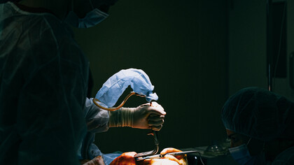 Médicos em momento crítico de cirurgia estudam cada passo para a retirada de um tumor do paciente