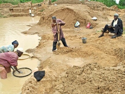 Campo de mineração de ouro, no Congo, África
