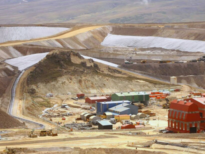 Mina de Yanacocha: el yacimiento lo componen cinco minas a cielo abierto, cuatro plataformas de lixiviación y tres plantas de recuperación de oro