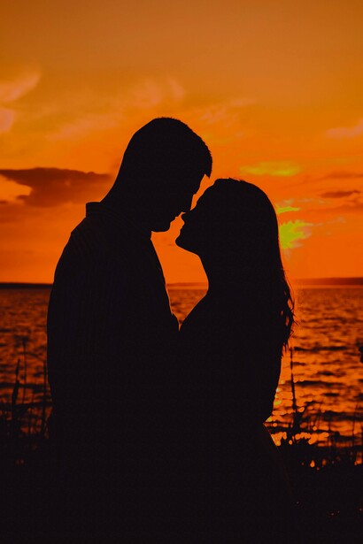 Vínculo real nasce justamente onde as áreas cinzentas aparecem. Amor envolve medo. Envolve fragmentos de incerteza. Ele não surge como prêmio por autossuficiência, mas como experiência de construção compartilhada. Exigir perfeição sentimental prévia transforma o vínculo em projeto teórico