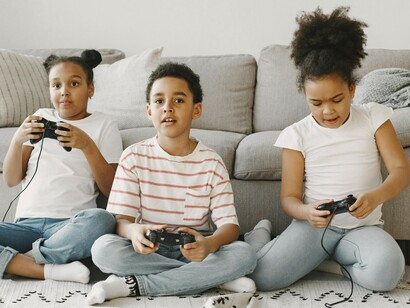 Ele se baseia na construção de um vínculo de confiança, explorando o desejo de pertencimento e a necessidade de socialização de adolescentes que, muitas vezes, sentem-se deslocados em seus círculos de convivência física, como na escola ou na própria família