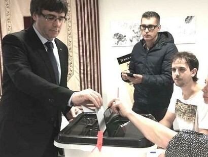 Carles Puigdemont depositando su papeleta en la jornada del 1-O de 2017