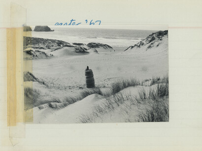 Barry Flanagan, easter bag ’67, 1967, made on Holywell Beach, Cornwell, canvas, sand (3000 kg  300 cm high) © The Estate of Barry Flanagan, 2015