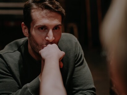 Homem romântico beija a mão da namorada