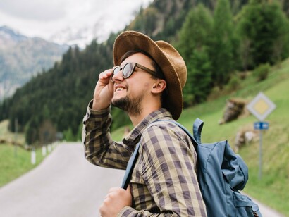 Homem conhece nova cidade. Toda viagem é um encontro consigo mesmo, seja numa famosa avenida no velho continente ou numa praia paradisíaca e tropical; não importa, nós apenas vamos, seja sozinho ou em bando, a verdadeira companhia é você, e só você