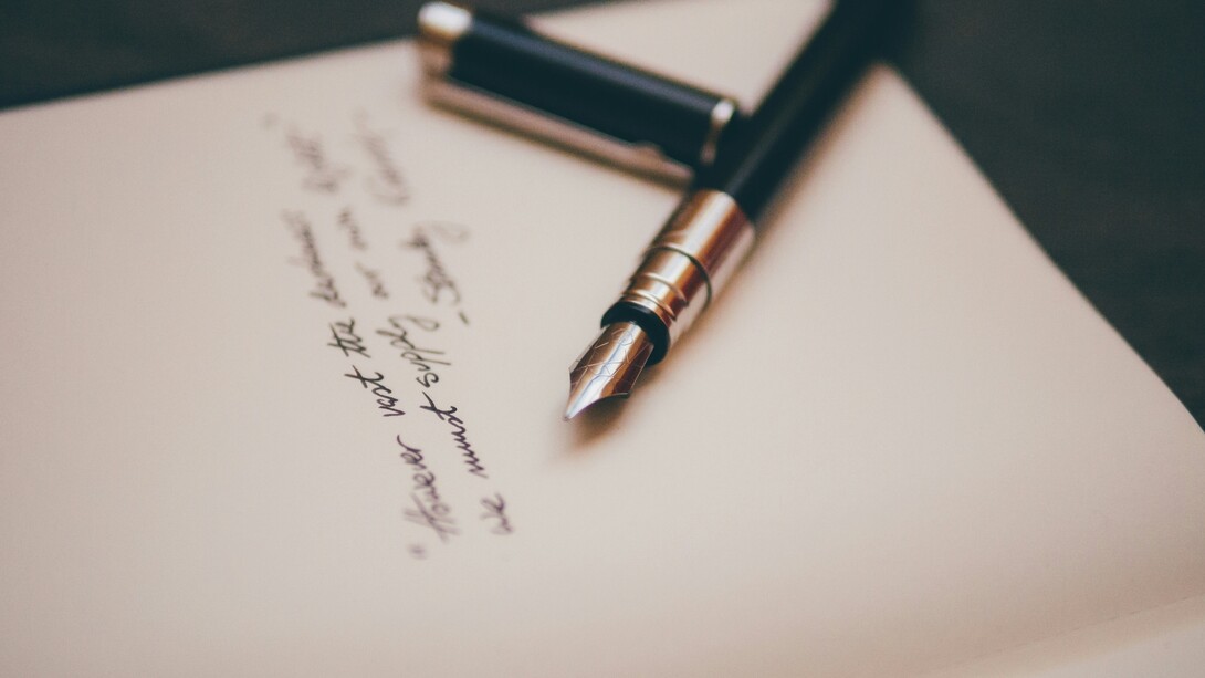 Un foglio ripiegato scivolò dal giubbotto del ragazzo, portando con sé un messaggio di amore e speranza nascosto tra le righe