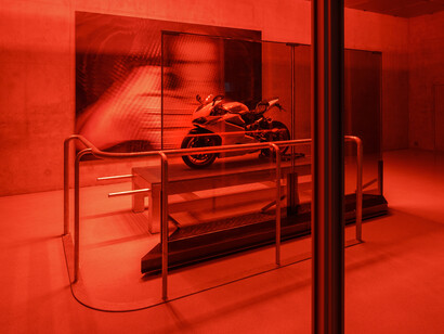 Anne Imhof, Wish you were gay, ausstellungsansicht. Mit freundlicher genehmigung der Künstlerin, Kunsthaus Bregenz, Galerie Buchholz, Sprüth Magers. Foto von Markus Tretter