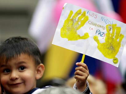Un niño con una pancarta pacifista