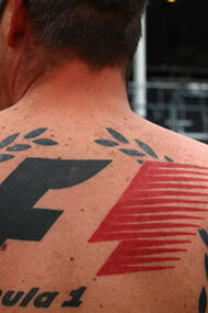 Lo storico logo della Formula 1 tatuato sulla schiena di un fan