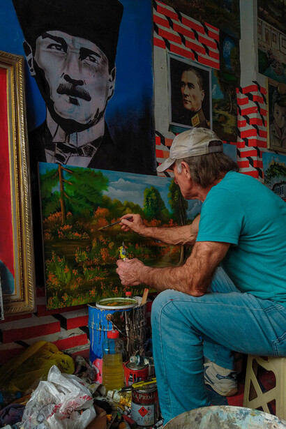 Un artista en su taller, pintando. En el mundo superficial actual, es necesario que el arte recupere su sentido