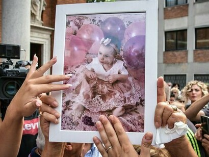 Milano. I funerali della piccola Diana Pifferi: la sua mostra mostrata dalla nonna alla folla