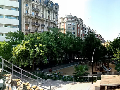 La actual plaza  se inauguró a finales de 2008, cumpliendo con los principales objetivos que se habían marcado, en el diseño: soterramiento de la Ronda del Mig, comodidad para la travesía a pie, mejora de la accesibilidad general, nuevos espacios verdes y de juego infantiles, amplia plantación de árboles…. Barcelona, España