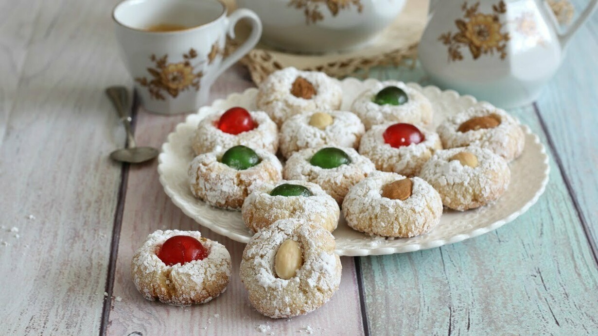 Almond cookies, those typically Sicilian treats which are not cookies nor cupcakes