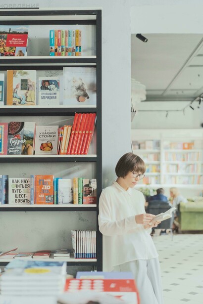 Rompe com convenções literárias, privilegiando uma poética da simplicidade