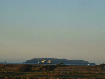 Al centro de la isla se reconstruyó el antiguo Fuerte Rondizzoni, que había sido una cárcel militar para los marinos que cometían alguna falta, luego destinado a encerrar a los presos políticos.Isla Quiriquina, Talcahuano, Chile