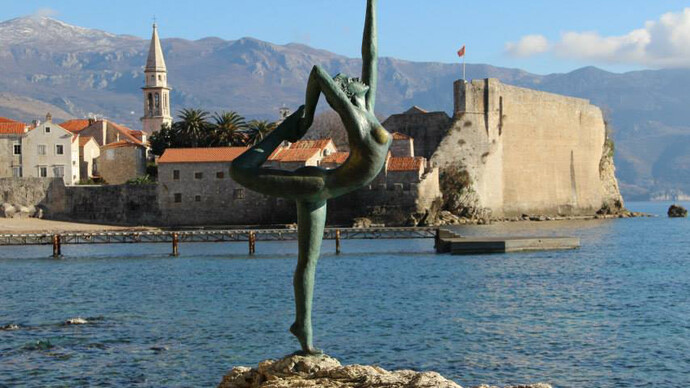 Budva, Montenegro. La estatua de la bailarina con la ciudad antigua al fondo. Foto: Luis García