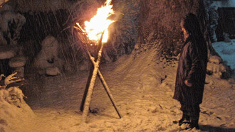 Rito chiamato Otagi age お焚き上げ, nel quale vengono bruciati oggetti appartenuti ai defunti