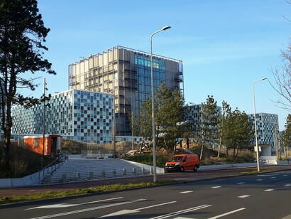 Cour pénale internationale, La Haye, Pays-Bas La Cour pénale internationale (CPI) est une institution indépendante qui juge les crimes internationaux graves tels que le génocide et les crimes de guerre, distincte de la Cour pénale internationale (CPI) des Nations unies