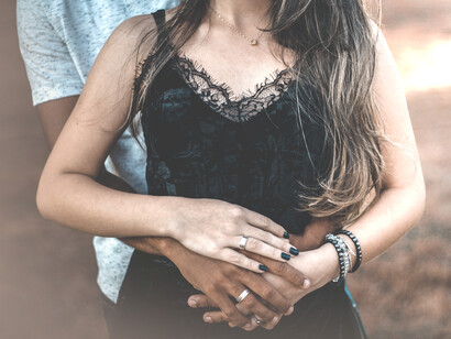 Hombre abraza por detrás a su pareja