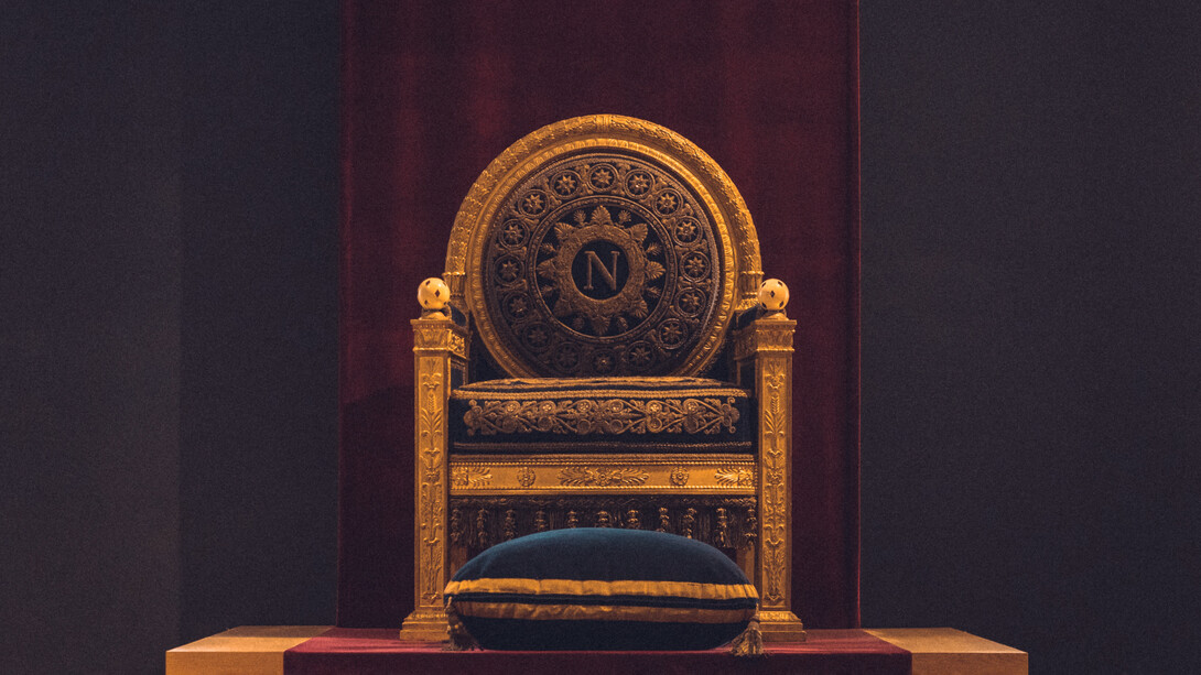 Napoleone Bonaparte. Ci sono uomini destinati alla leggenda. Uomini che nascono per più alti fini, che sia governare una Nazione o portarne la rovina. Grandezza e follia sono due facce della stessa medaglia, e sono aspetti fondamentali per capire un uomo come Napoleone Bonaparte
