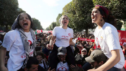 Femministe del Sud, sorridenti, determinate, alla ricerca della giustizia, delle pari opportunità e dell'implementazione della leadership femminile