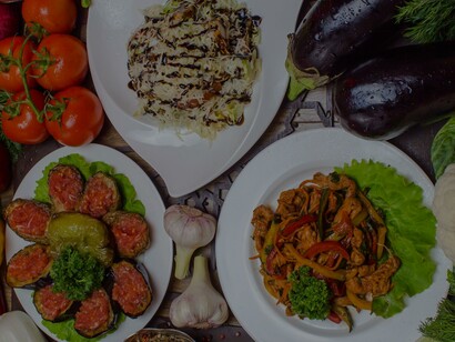 Pratos de figos, arroz vegano e legumes salteados