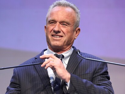 Agli inizi del 2024, Robert F. Kennedy Jr. aveva annunciato la sua candidatura per la presidenza degli Stati Uniti, correndo come indipendente. La sua campagna era centrata su temi di libertà individuale, giustizia ambientale e critica alle istituzioni che, secondo lui, hanno tradito la fiducia pubblica. La sua candidatura, pur non tradizionale, aveva guadagnato una certa attenzione, specialmente tra gli elettori insoddisfatti sia dei repubblicani che dei democratici, foto di Gage Skidmore