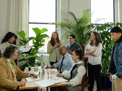 Participantes reúnem-se em torno de uma mesa durante um encontro de trabalho. A construção conjunta de decisões fortalece a governança e a articulação entre diferentes atores institucionais
