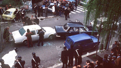 Anni di piombo, caso Aldo Moro. Roma, Italia, via Mario Fani, 16 marzo 1978. L'agguato di via Fani: la Fiat 130 del politico Aldo Moro, bloccata dall'auto del brigatista Mario Moretti, tamponata dall'Alfa Romeo Alfetta della scorta di Moro