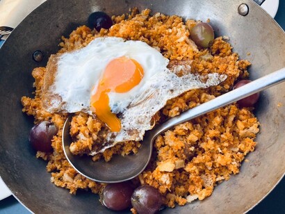 Le migas aragonesas sono un piatto tradizionale della regione dell'Aragona, in Spagna. Si tratta di briciole di pane raffermo, soffritte in olio d'oliva con aglio, e arricchite da ingredienti come pancetta, salsiccia, chorizo e a volte peperoni o uova. Questo piatto rustico era originariamente consumato dai pastori e rappresenta una cucina semplice, ma sostanziosa